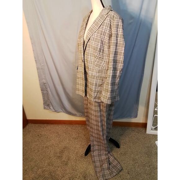 Lane Bryant Women's brown plaid pant suit. - Picture 2 of 8
